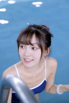 俄女网红办半裸派对